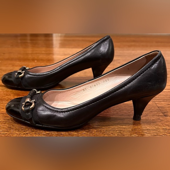 417. Ladies Salvatore Ferragamo Vintage Black Leather and Patent Horse Bit Shoes - Picture 4 of 16